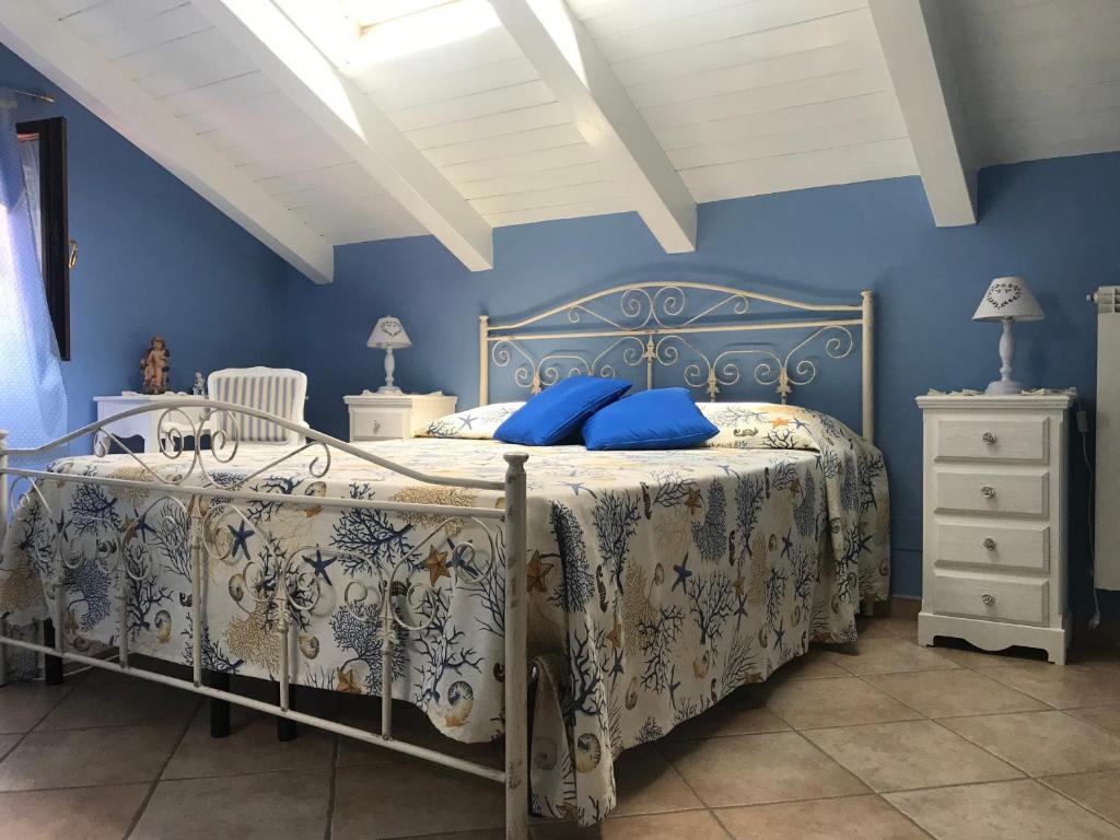 a blue bedroom with a bed with blue walls at La Piccola Pizzo in Pizzo