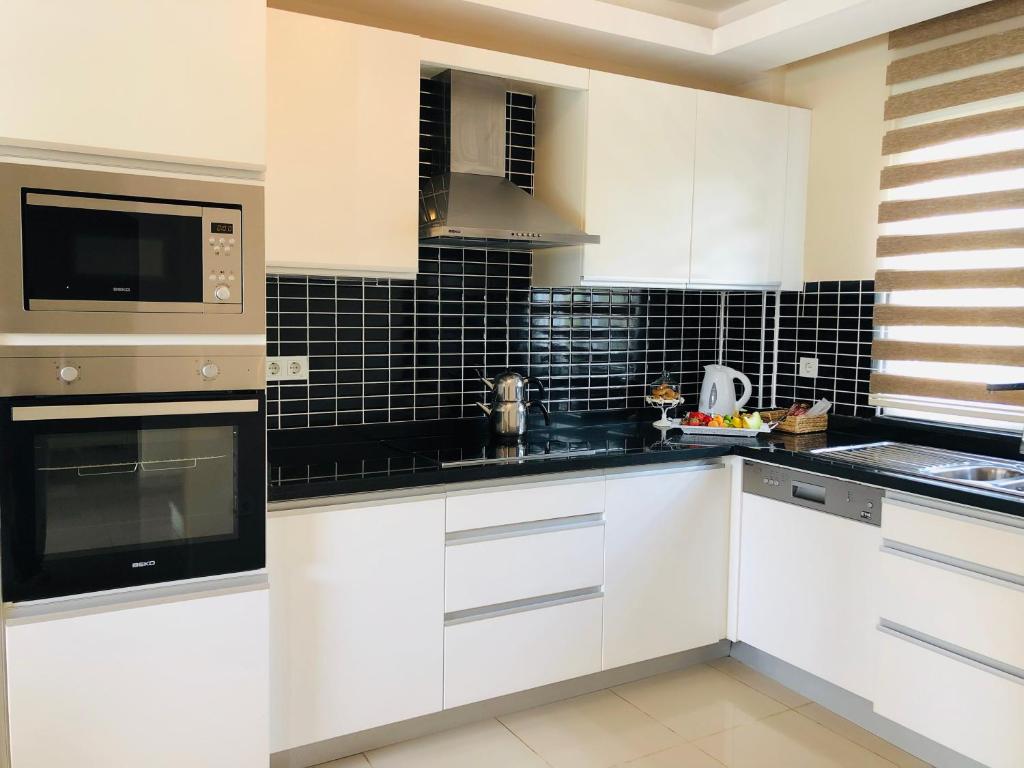 Kuchyň nebo kuchyňský kout v ubytování Belek Golf Village Apartments
