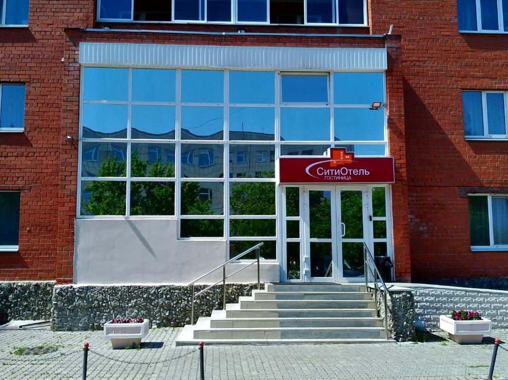um edifício de tijolos com um sinal que diz cincinnati em City Hotel em Ecaterimburgo