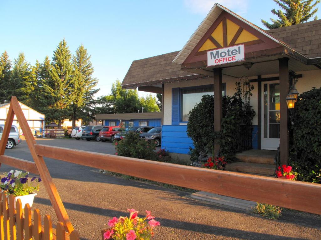 a market coffee shop with a wooden fence in front of it at Blue Mountain Motel in Pincher Creek