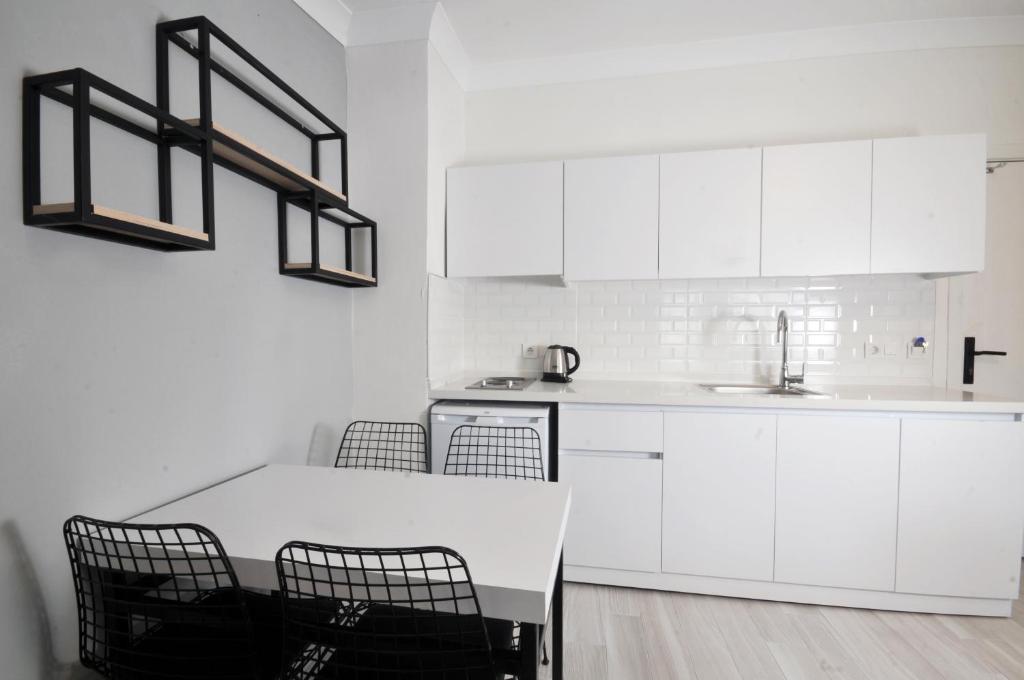 Kuchyň nebo kuchyňský kout v ubytování Club Sema Suite Hotel