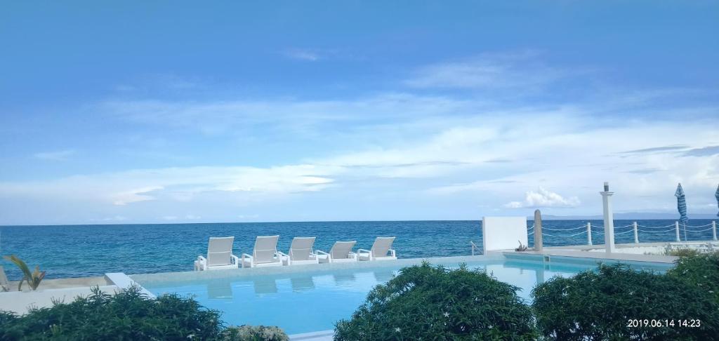 Bazén v ubytování Seascape Beach Resort Oslob nebo v jeho okolí