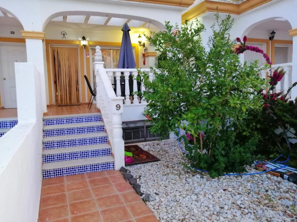 Vonkajšia záhrada v ubytovaní PRECIOSO ADOSADO a 100 METROS DEL MAR en VERA-PLAYA!