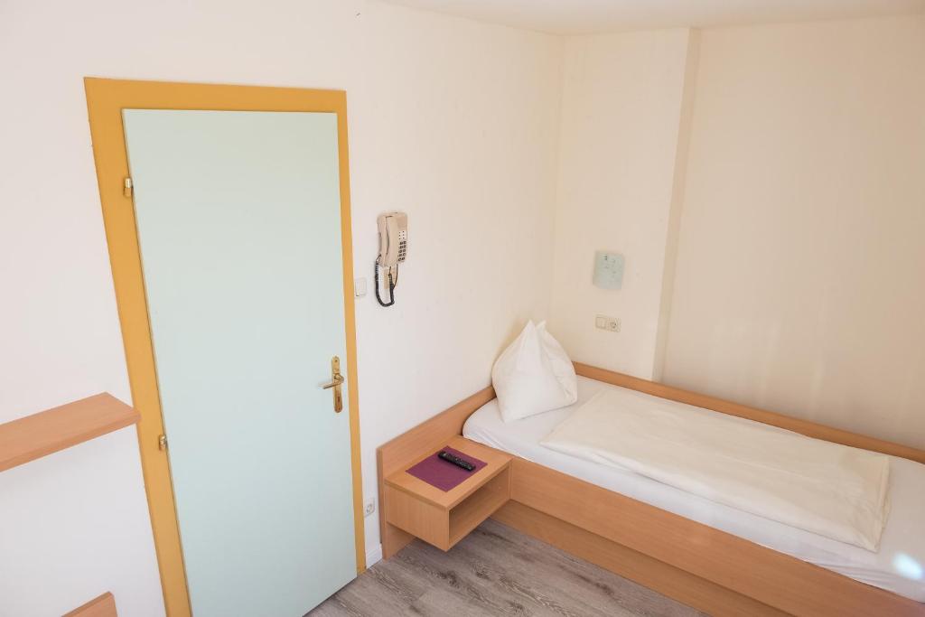 Postel nebo postele na pokoji v ubytování ROSSLWIRT-Rast
