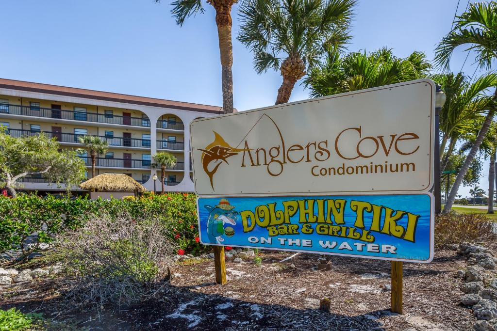 ein Schild für ein Hotel vor einem Gebäude in der Unterkunft Anglers Cove in Marco Island