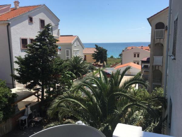widok na miasto z domów i palm w obiekcie Apartment Sandrina w Novalji