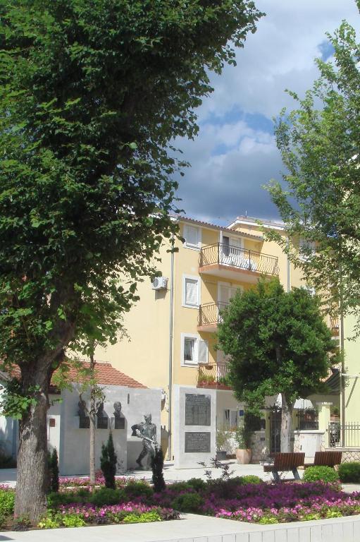 Budova, v ktorej sa apartmán nachádza