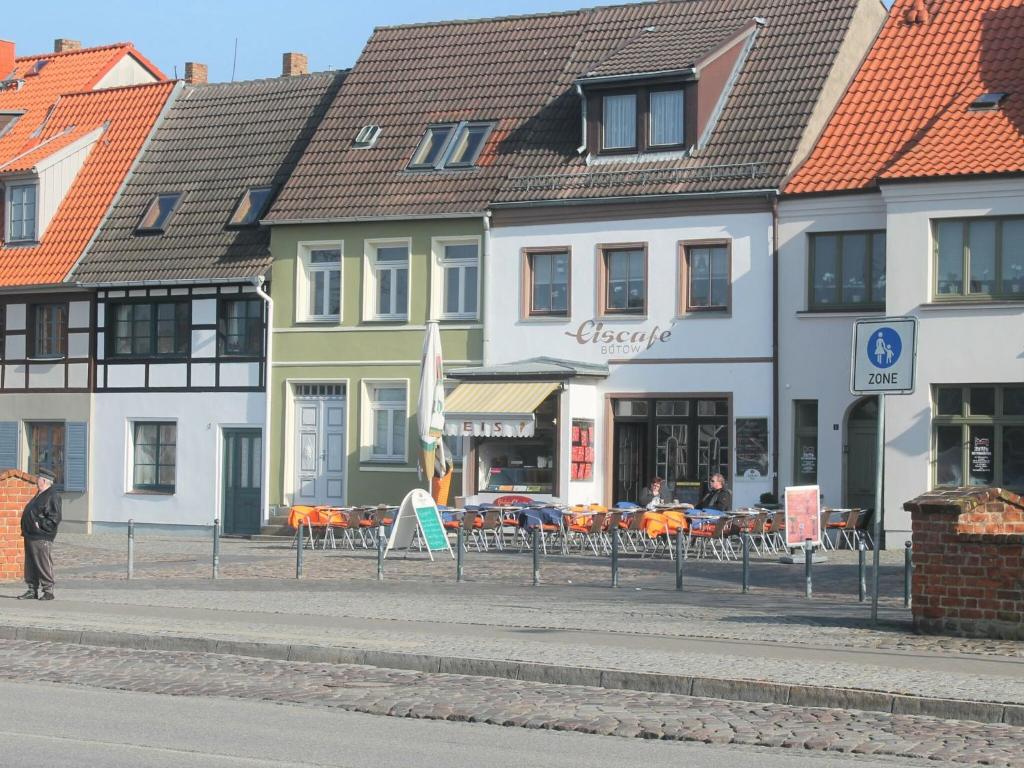 ヴィスマールにあるPicturesque Apartment in Wismar Germany near Beachの道路建築群