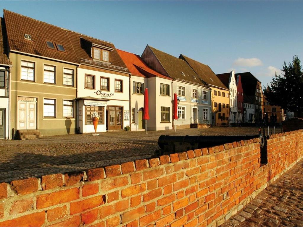 ヴィスマールにあるCentral Apartment near Sea in Wismarの煉瓦の壁の横を歩く女