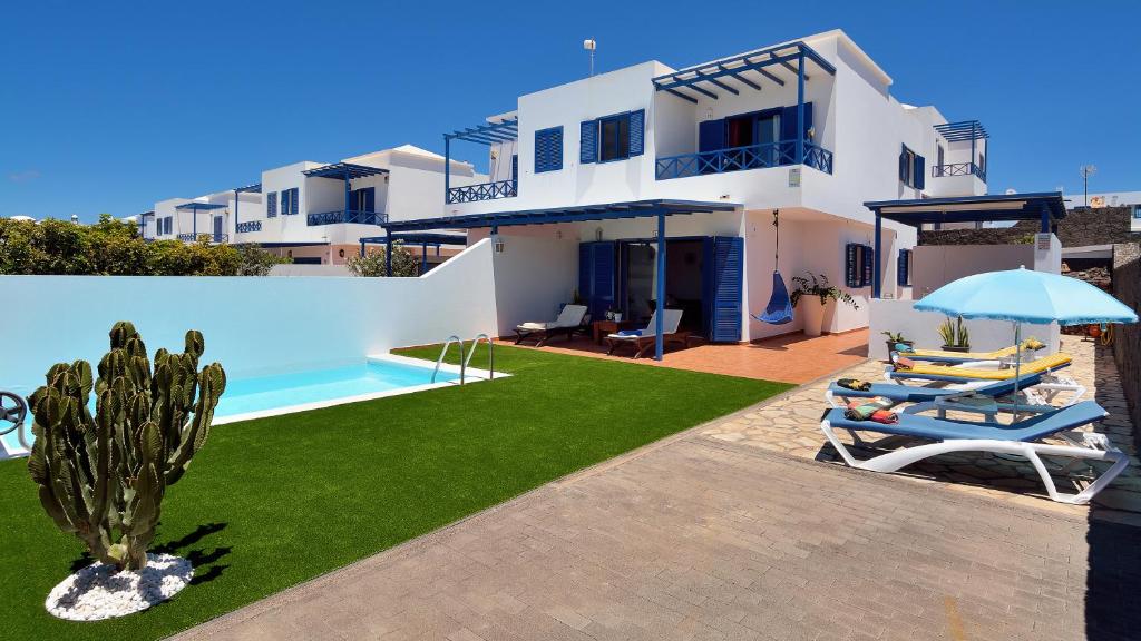eine Villa mit einem Pool und einem Haus in der Unterkunft Villa Olga in Playa Blanca