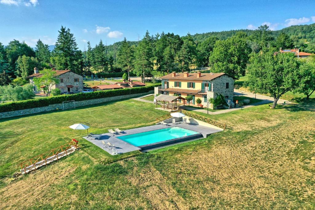 uma vista aérea de uma casa com piscina em Casale Daniele by PosarelliVillas em Pratovecchio
