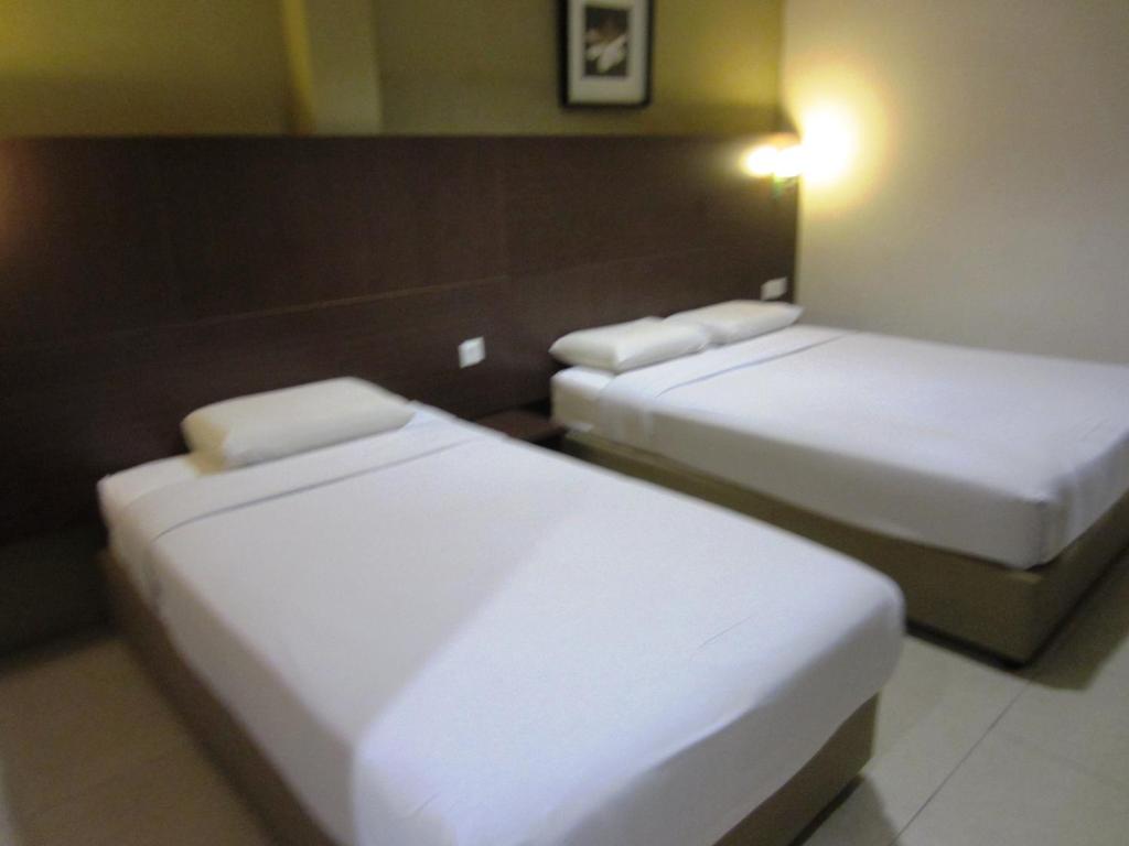Postel nebo postele na pokoji v ubytování Radiant Hotel