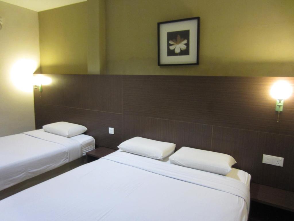 Postel nebo postele na pokoji v ubytování Radiant Hotel