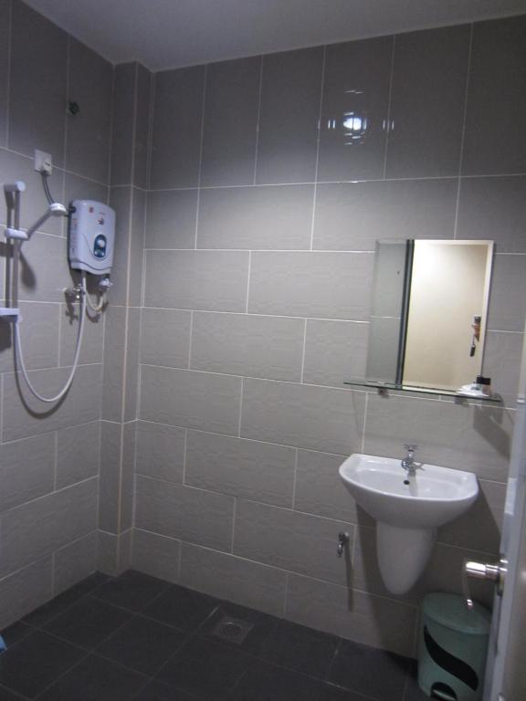 Koupelna v ubytování Radiant Hotel