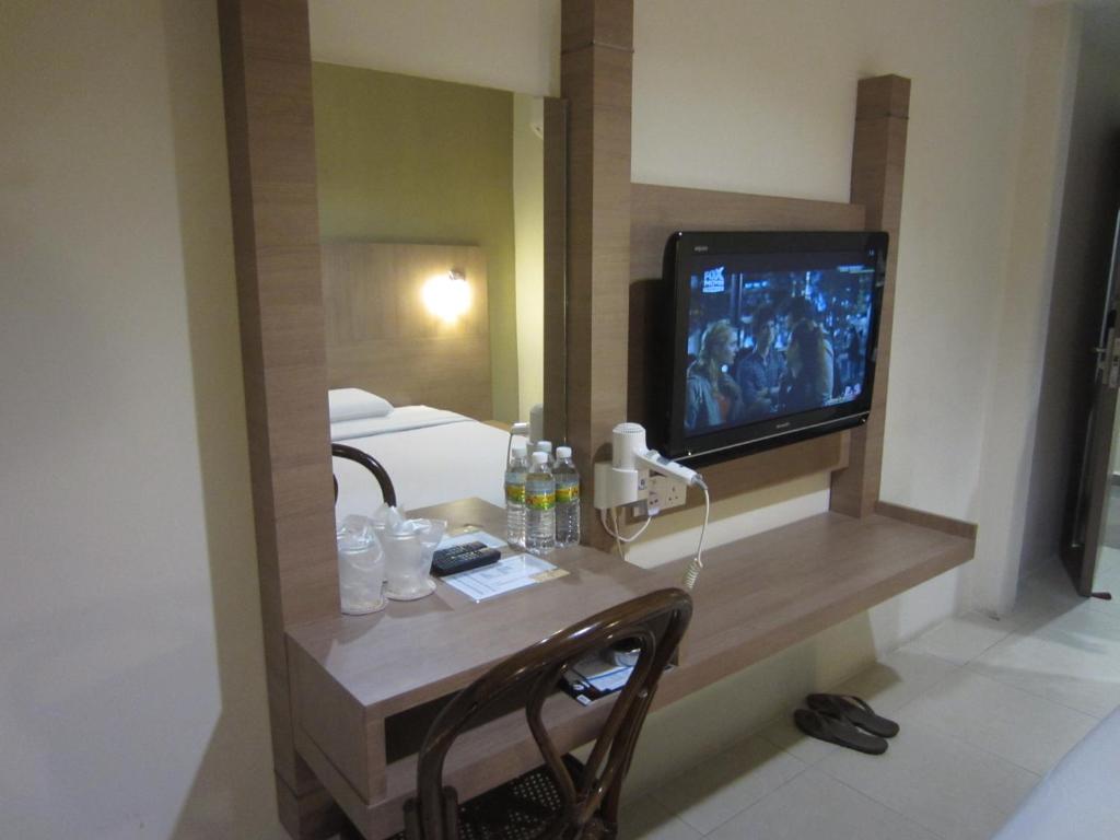 TV a/nebo společenská místnost v ubytování Radiant Hotel