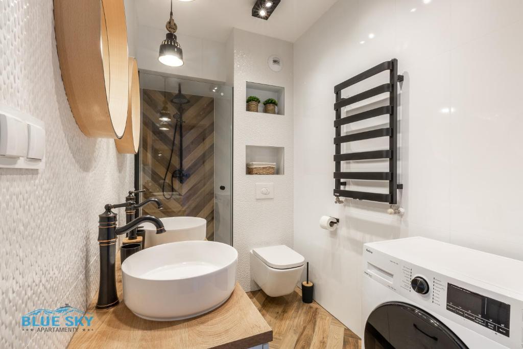 Koupelna v ubytování Apartamenty BlueSky - Ogrodnicza 7 i 9 - z widokiem na góry, w zielonej okolicy, blisko centrum i atrakcji Karpacza