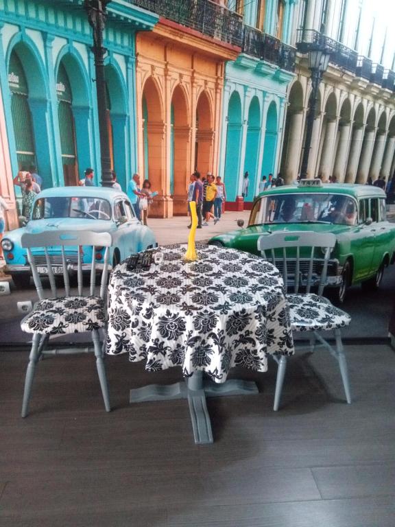 einen Tisch und zwei Stühle mit einem Tisch und zwei Autos in der Unterkunft Самостоятелни студия in Kardschali
