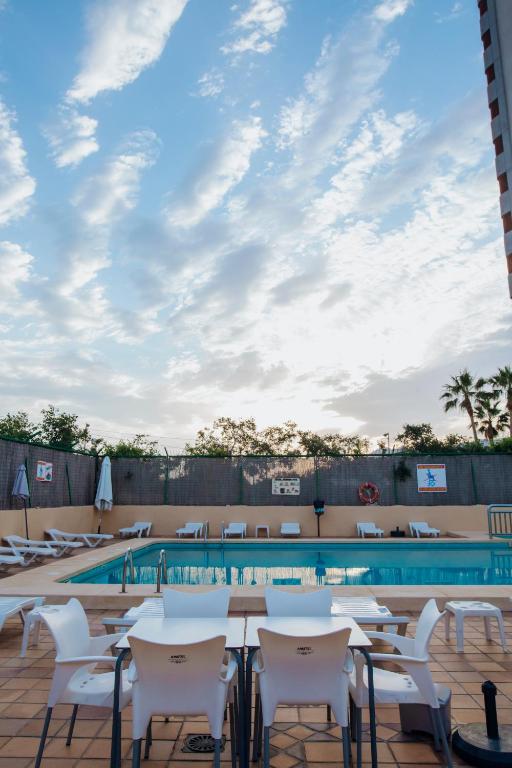 Bazén v ubytování Apartamentos Palm Court nebo v jeho okolí