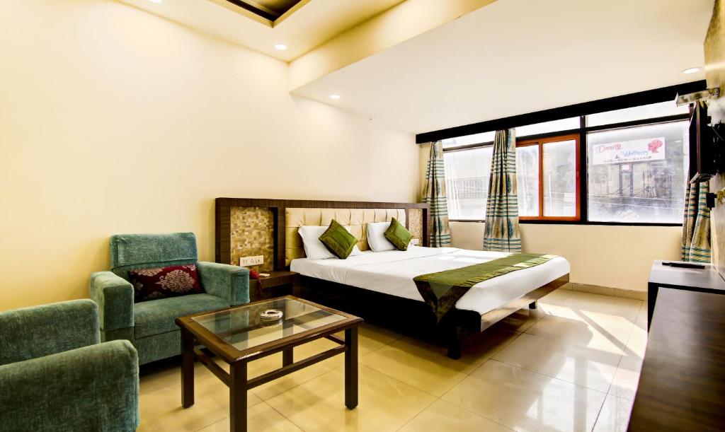 - une chambre avec un lit, une chaise et une table dans l'établissement Itsy By Treebo - Solitaire, à Ambala