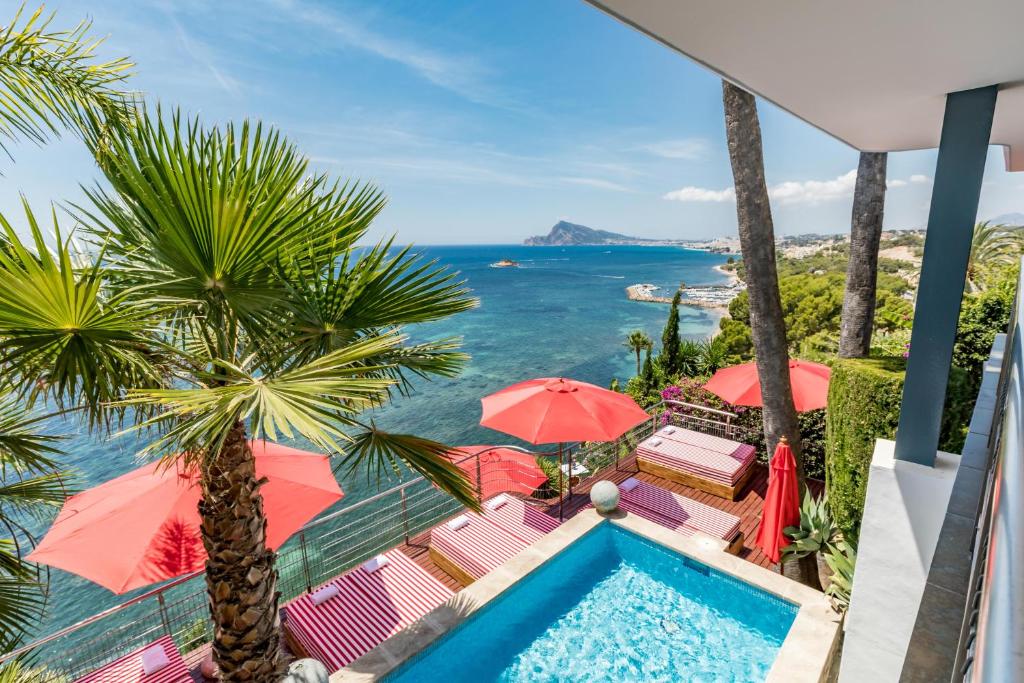 una villa con piscina y vistas al océano en Maison Condesa Adults Only, en Altea