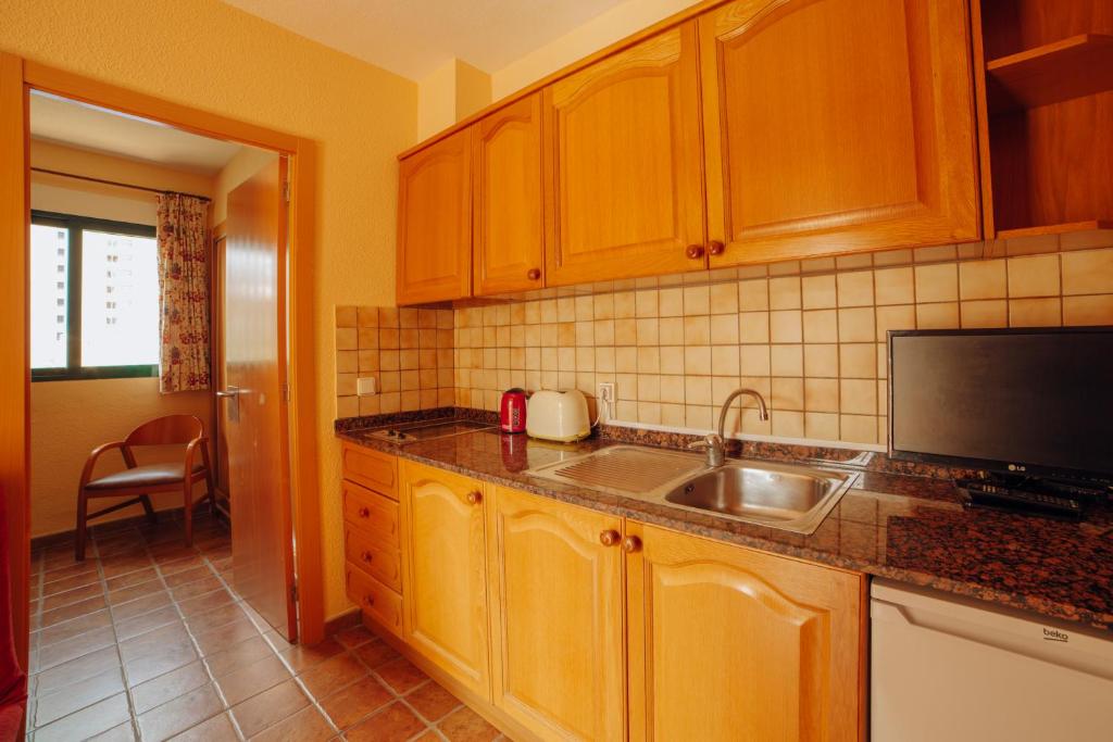 Kuchyň nebo kuchyňský kout v ubytování Apartamentos Palm Court
