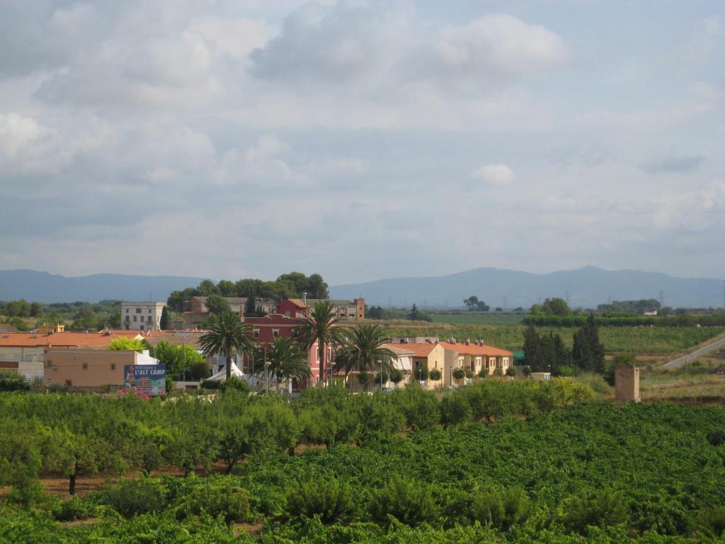 ein Dorf mitten auf einem grünen Feld in der Unterkunft Casa rural ca l'Antoni (Tarragona) in Nulles