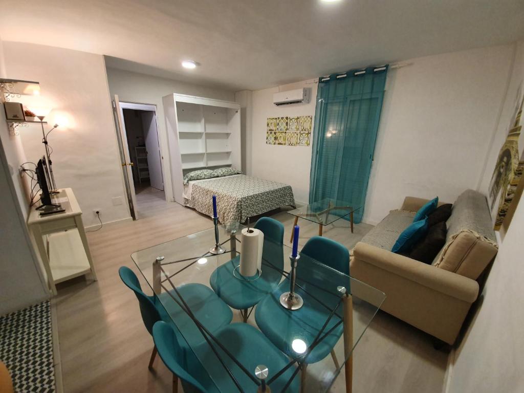 uma sala de estar com um sofá e uma mesa em Apartamento En Los Patios De San Basilio em Córdoba