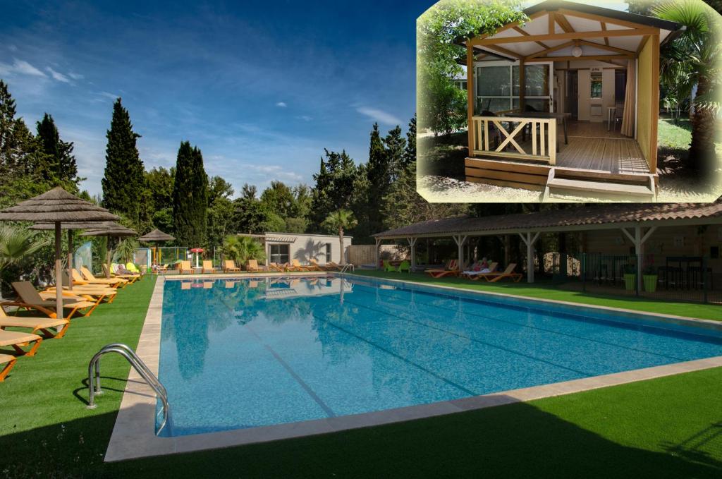 une piscine avec des chaises et une maison dans l'établissement La Vallée De Taradeau, à Taradeau