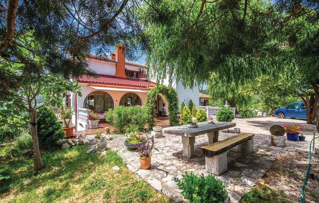 AS Apartments with swimming pool and a large yard - Wohnung Mit Balkon