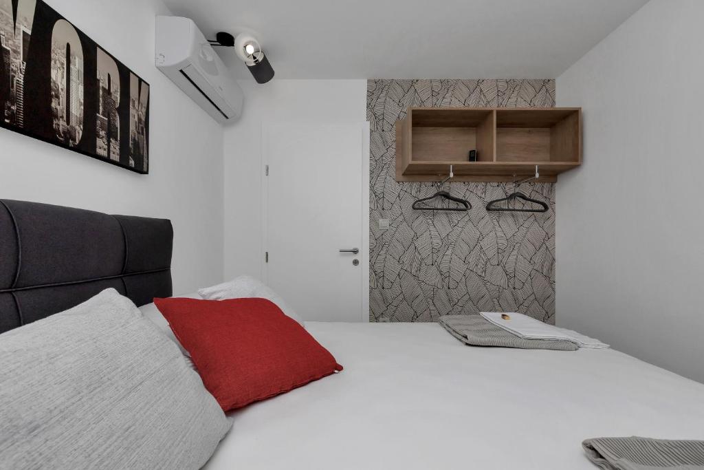 Postel nebo postele na pokoji v ubytování Apartments Strada Tučepi