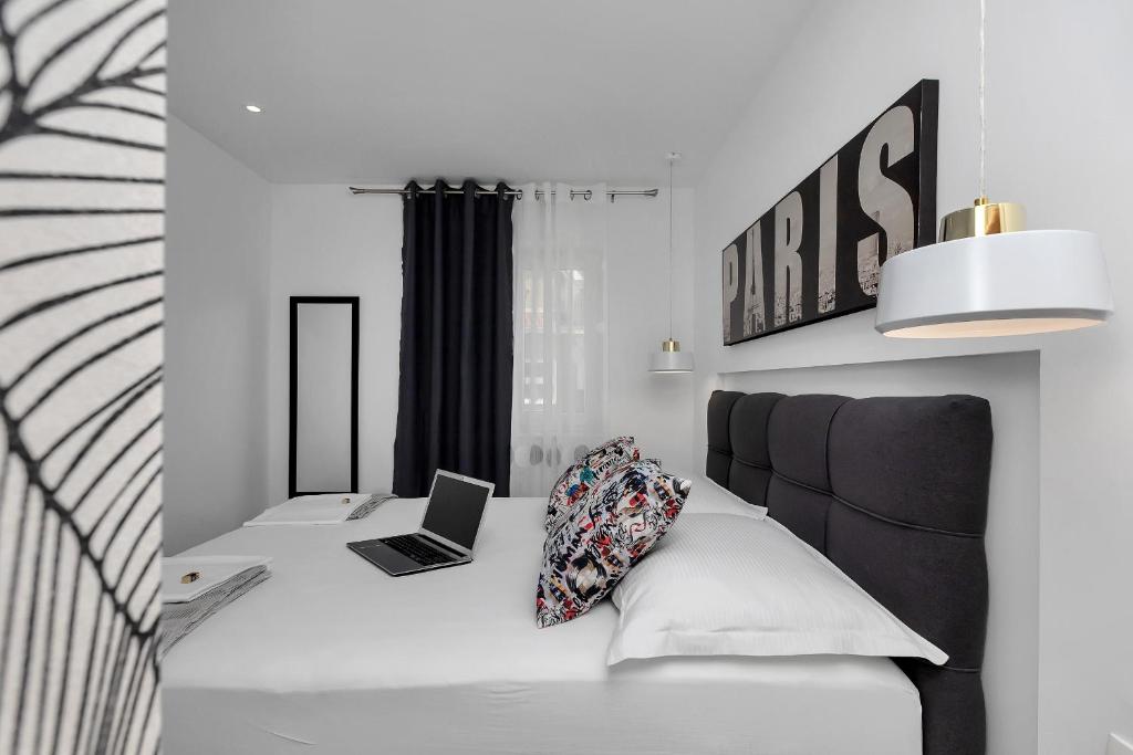 Postel nebo postele na pokoji v ubytování Apartments Strada Tučepi