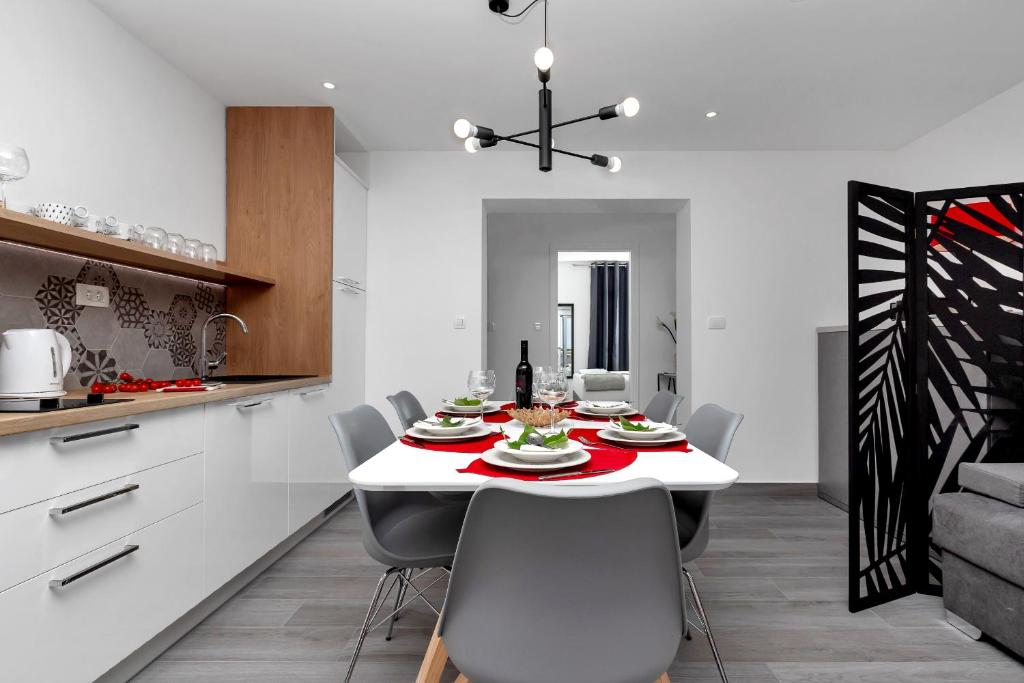 Kuchyň nebo kuchyňský kout v ubytování Apartments Strada Tučepi