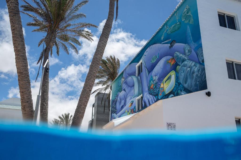 La pileta dentro o cerca de Corralejo Surfing Colors Hotel&Apartments