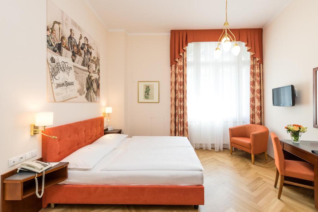 Postel nebo postele na pokoji v ubytování Hotel Johann Strauss