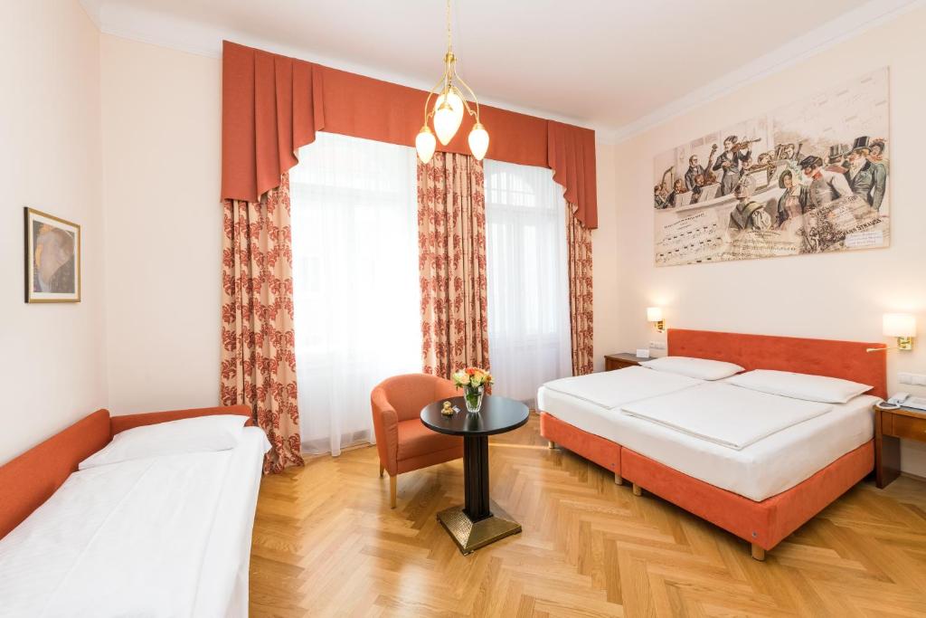 Postel nebo postele na pokoji v ubytování Hotel Johann Strauss