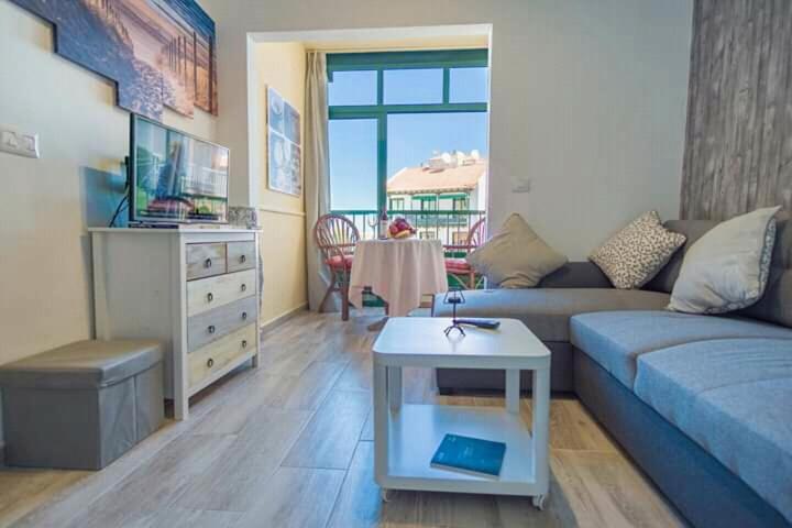 uma sala de estar com um sofá e uma mesa em Apartamentos Hidalgo l-II em Puerto de la Cruz