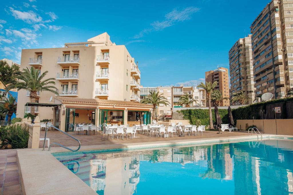 Bazén v ubytování Apartamentos Palm Court nebo v jeho okolí