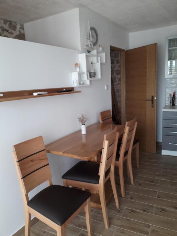 Kuchyňa alebo kuchynka v ubytovaní Apartmani MATKO