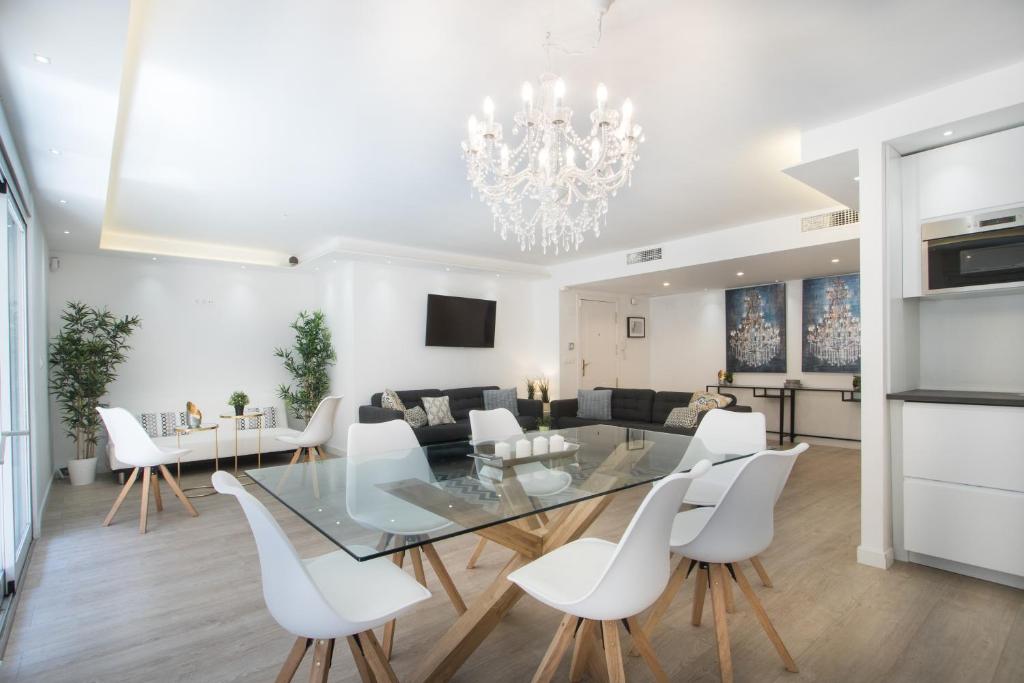 Televízia a/alebo spoločenská miestnosť v ubytovaní Stylish *NEW* Apartment in Alicante w/ 4 bedrooms