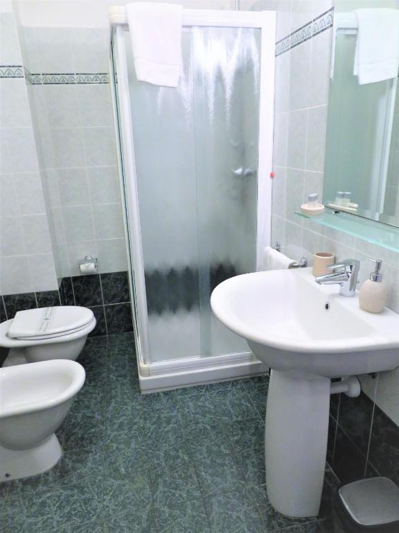 Łazienka w obiekcie Verona Class ApartHotel "Residenze del Cuore"