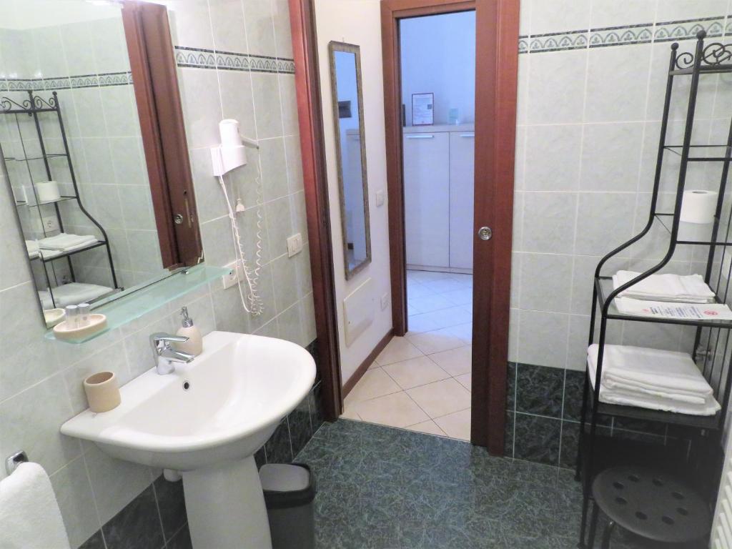Łazienka w obiekcie Verona Class ApartHotel "Residenze del Cuore"