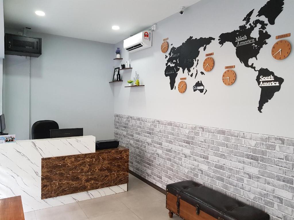 een restaurant met een wereldkaart aan de muur bij Global Residency in Kota Kinabalu