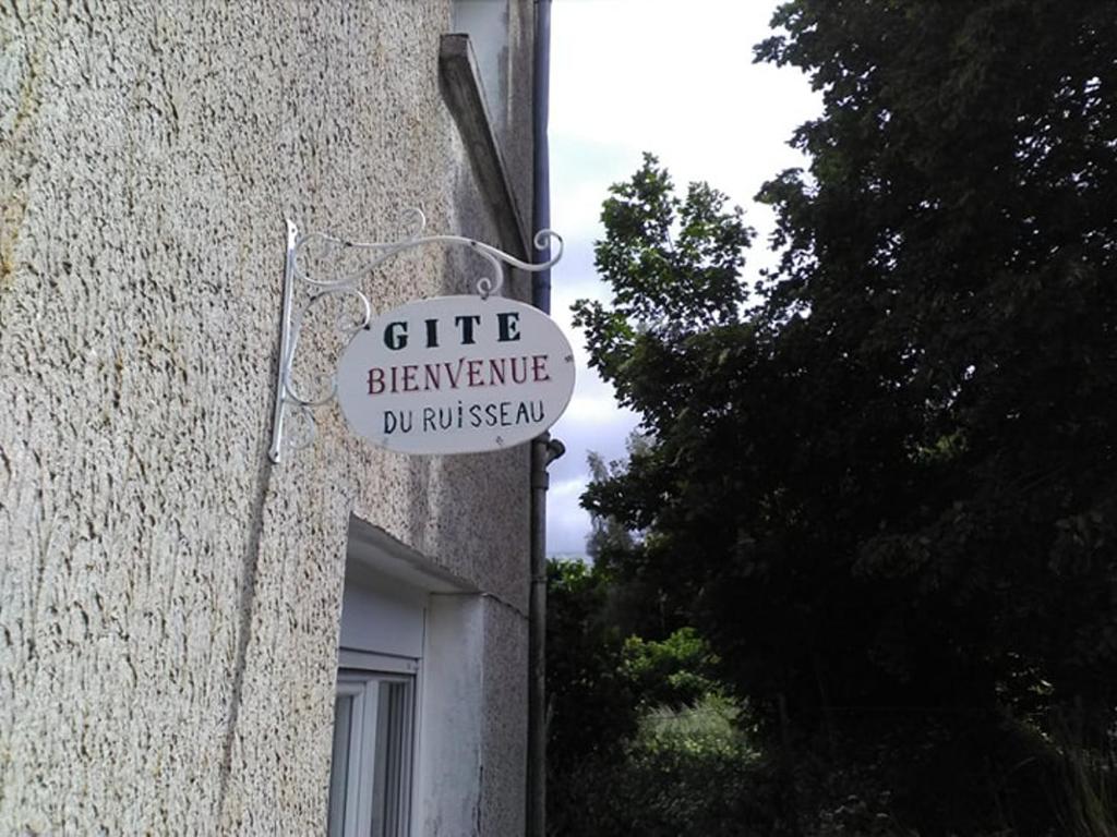 Ein Schild an der Seite eines Gebäudes, auf dem steht: Hüte dich vor mir. in der Unterkunft gite du ruisseau in Murat-sur-Vèbre