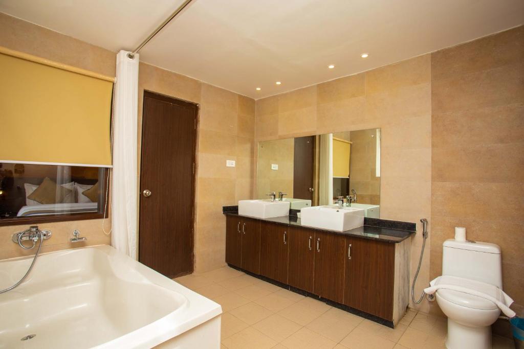 Bilik mandi di Hotel Lake Paradise