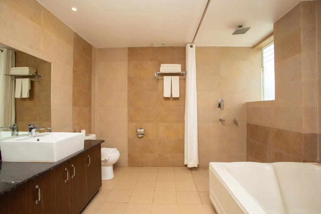 Bilik mandi di Hotel Lake Paradise