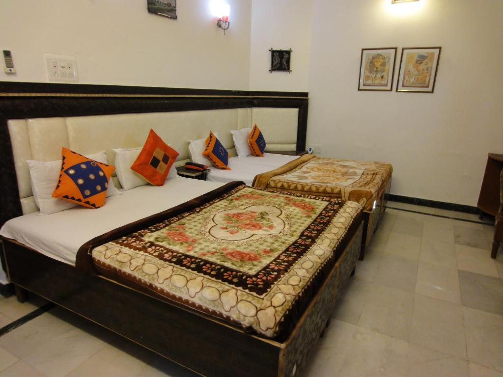 Postel nebo postele na pokoji v ubytování Hotel Taj Plaza, VIP Road, Agra