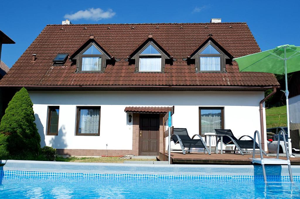 Bazén v ubytování Apart Samont nebo v jeho okolí