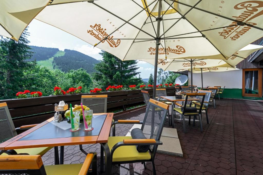Nespecifikovaný výhled na hory nebo výhled na hory při pohledu z hotelu