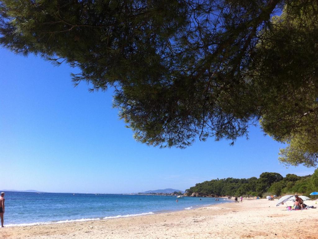 Elle offre une vue sur la plage. dans l'établissement Villa de vacances au calme proche de la mer, à La Londe-les-Maures