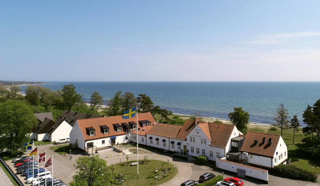 eine Luftansicht eines Hauses mit Meerblick im Hintergrund in der Unterkunft Smygehus Havsbad in Smygehamn